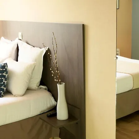 מלון Logis Hotels- Marguerite D'anjou Chateau 2*