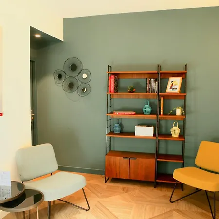 מלון Logis Hotels- Marguerite D'anjou Chateau 2*