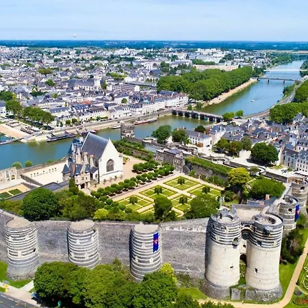 Logis Hotels- Marguerite D'anjou Chateau מלון