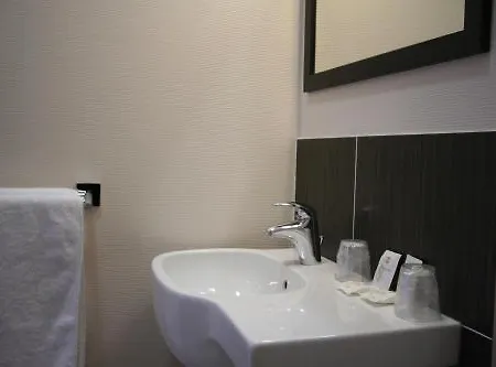 Logis Hotels- Marguerite D'anjou Chateau אנז'ה