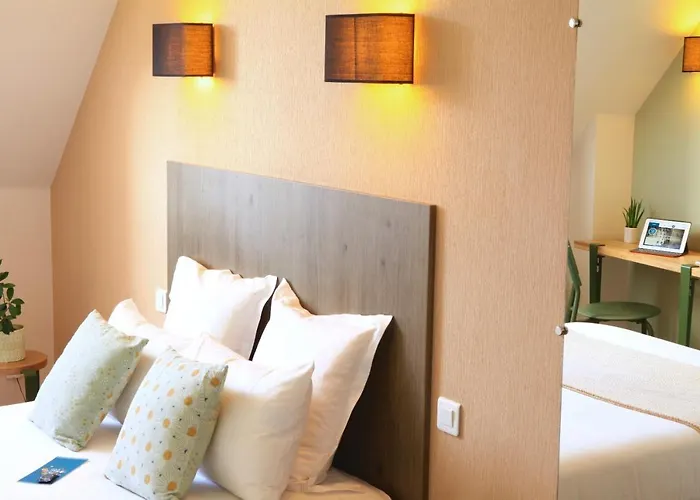 Logis Hotels- Marguerite D'anjou Chateau 호텔