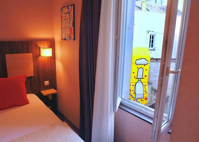 호텔 Logis Hotels- Marguerite D'anjou Chateau 2*