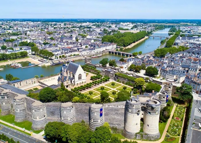 Logis Hotels- Marguerite D'anjou Chateau 호텔